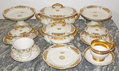 Partie de service de table en porcelaine...