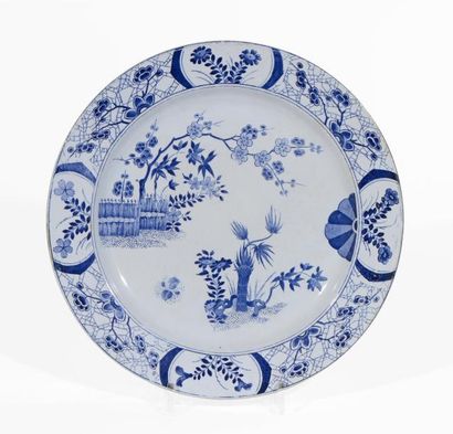 CREIL ET MONTEREAU


Plat circulaire en porcelaine...