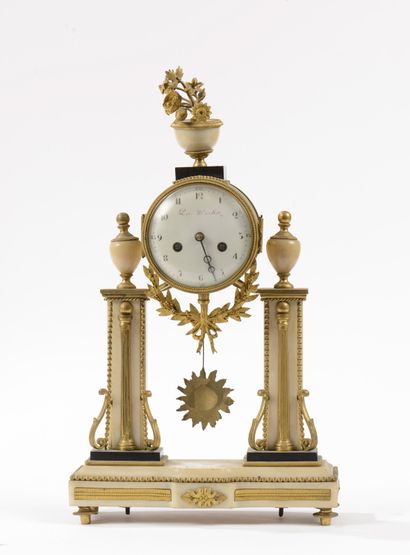 Petite pendule portique en marbre blanc.


Mouvement...