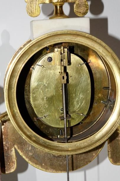 Pendule portique en bronze ciselé et doré,...