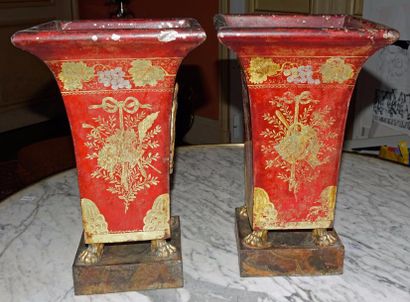 Paire de vases quadrangulaires à col évasé...
