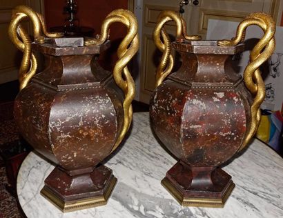 Paire de vases balustre à piédouche hexagonaux...