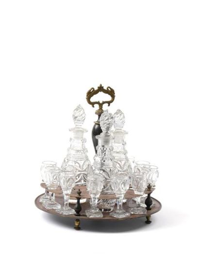 BACCARAT 


Cabaret en tôle peinte, garni...