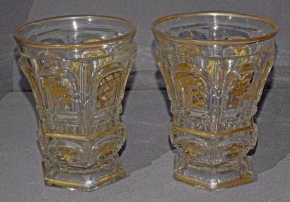 Paire de verres à pans en cristal moulé à...