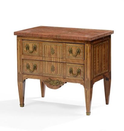 Commode de poupée de forme droite en bois...