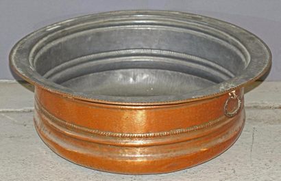 Grande bassine en cuivre mouluré ciselé,...