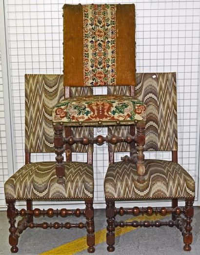Suite de trois chaises en noyer, les dossiers...
