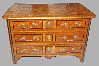 Commode de forme droite en placage de châtaignier...