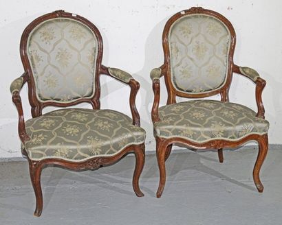 Deux fauteuils cabriolet en bois naturel...