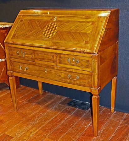 Bureau de pente en bois fruitier et bois...