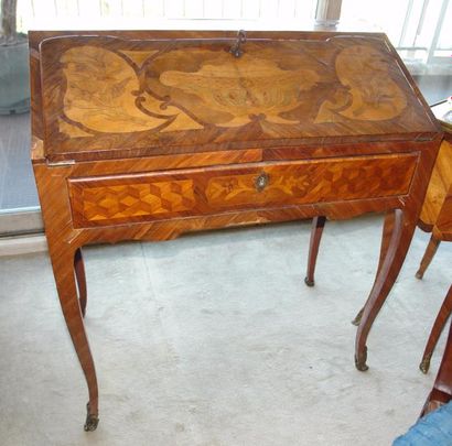 Bureau de pente en bois de placage marqueté...