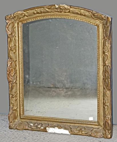 Miroir en bois et stuc redoré, la partie...