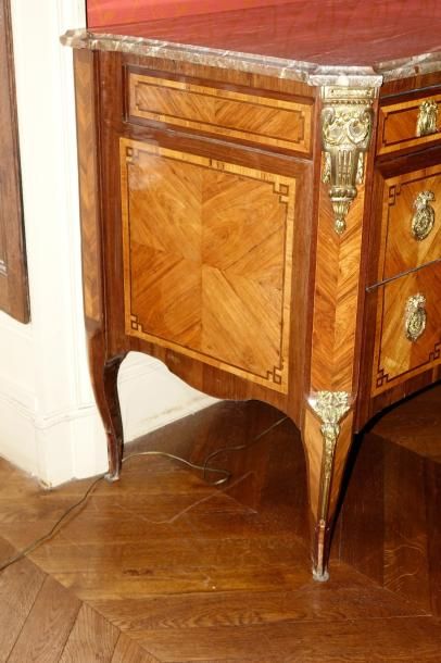 Commode à double ressaut en bois de placage...
