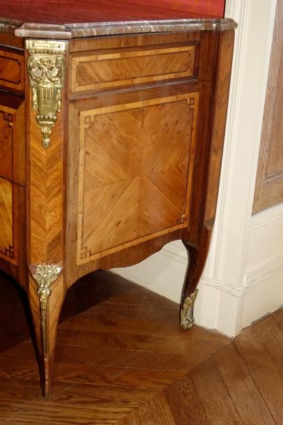 Commode à double ressaut en bois de placage...