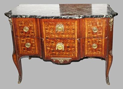 Commode à double ressaut en bois de placage...