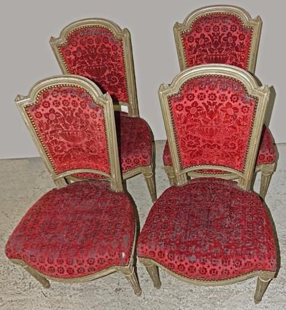 Suite de quatre chaises en bois relaqué gris...