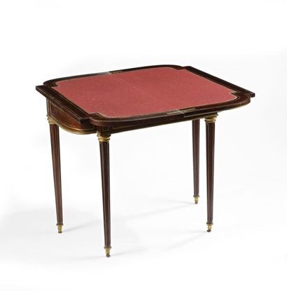 Table à jeux acajou, ornementations de laiton,...