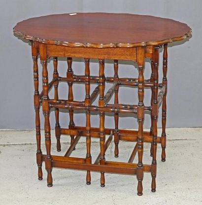 Table gigogne en trois parties en acajou,...