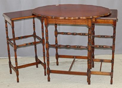 Table gigogne en trois parties en acajou,...