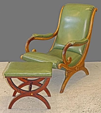 Fauteuil confortable et tabouet en acajou,...