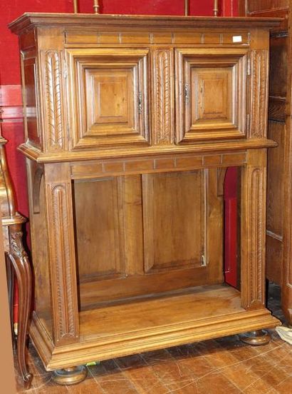 Credence en noyer mouluré et sculpté
En partie...