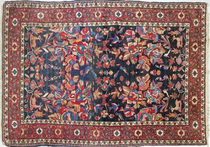 Tapis à décor de fleurs et d'animaux stylisés...