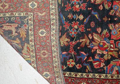 Tapis à décor de fleurs et d'animaux stylisés...