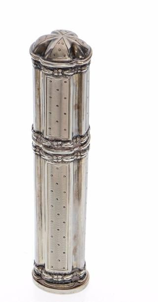 Etui à cire en argent guilloché 925 millièmes,...