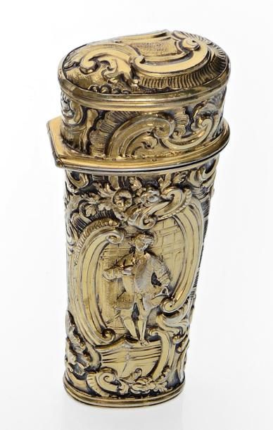 Nécessaire en vermeil décoré en repoussé...