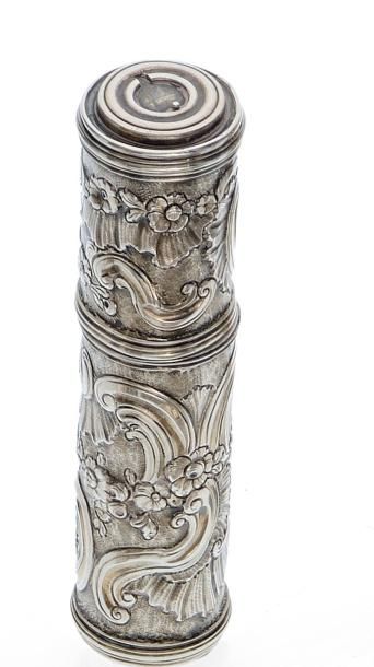 Etui cylindrique en argent décoré en repoussé...