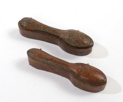 Deux écrins pour cuillères à café en cuir...