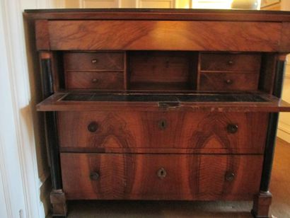 
Commode bureau à demi-colonnes ouvrant à...