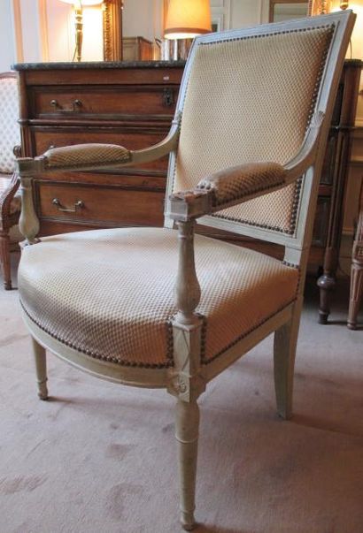 Fauteuil en bois rechampi à dos carré, accotoirs...