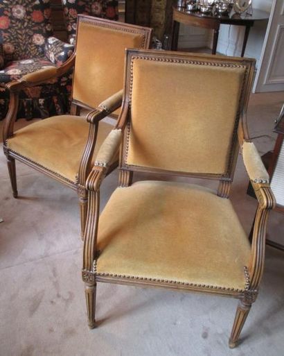 Paire de fauteuils Louis XVI à dossier carré,...
