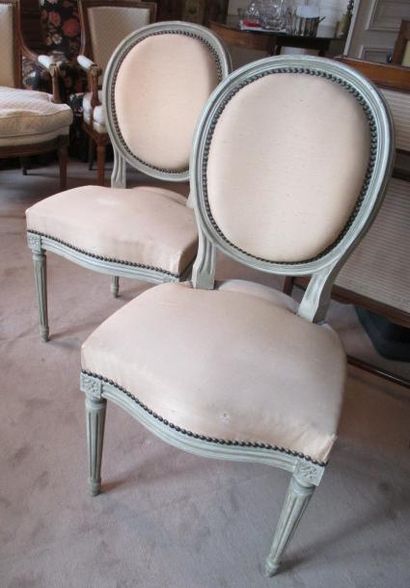 Paire de chaises médaillon 
style Louis ...