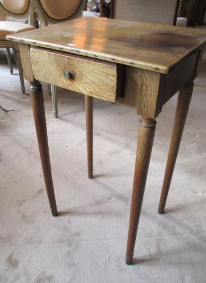 Petite table en bois naturel ouvrant à 1...