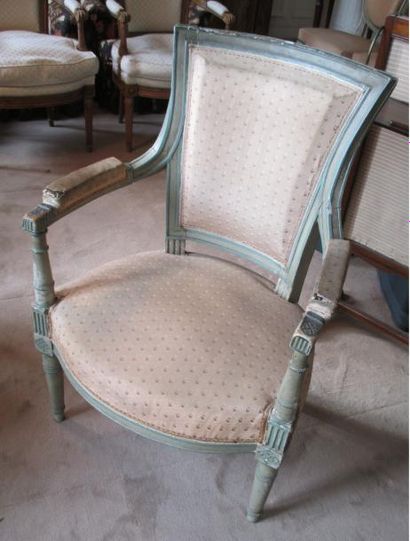 Fauteuil en bois rechampi dossier évasé 
époque...