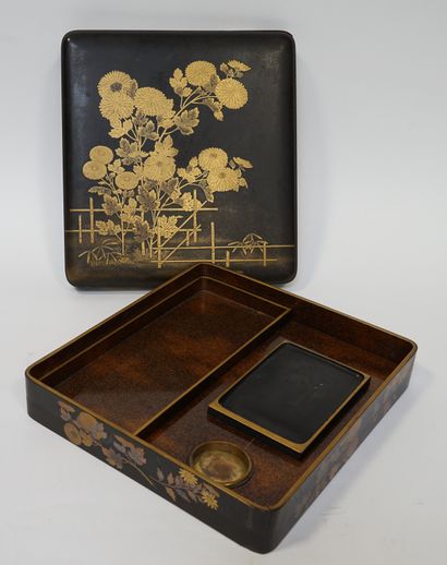 JAPON, XIXe. COFFRET d'écriture carré à angles...