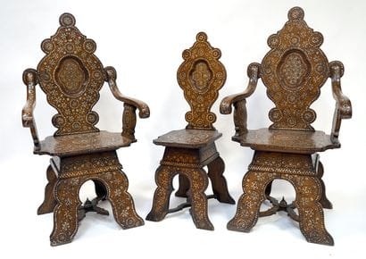 Suite de deux FAUTEUILS et une CHAISE, en...