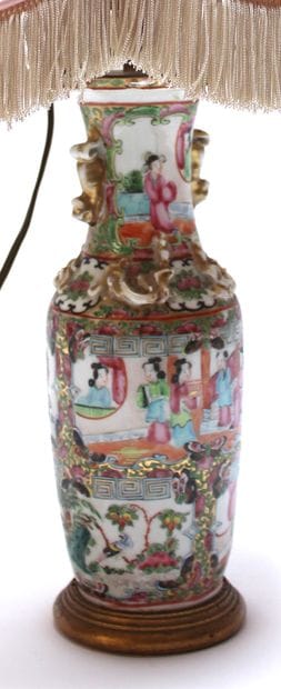 CHINE. VASE en porcelaine de Canton, à décor...