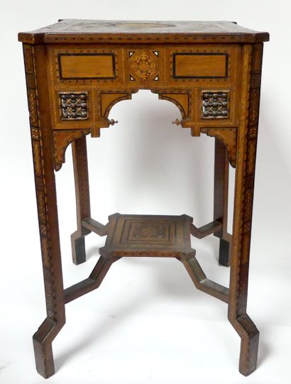 TABLE syrienne, en marqueterie géométrique...