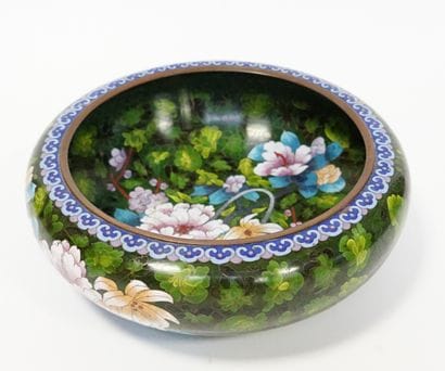 COUPE en métal cloisonné à décor polychrome...
