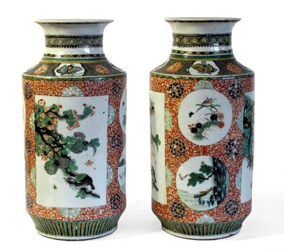 CHINE, XIXe. Paire de VASES rouleau en porcelaine...