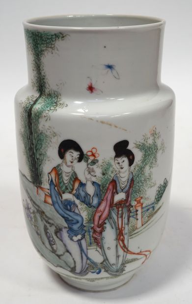 CHINE. Petit vase rouleau en porcelaine....