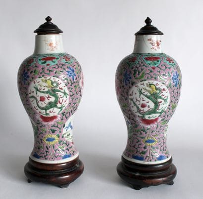 CHINE. Paire de VASES balustres en porcelaine...