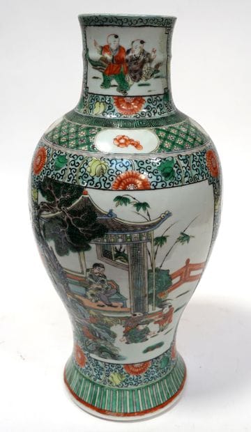 CHINE. Famille verte. Vase en porcelaine...