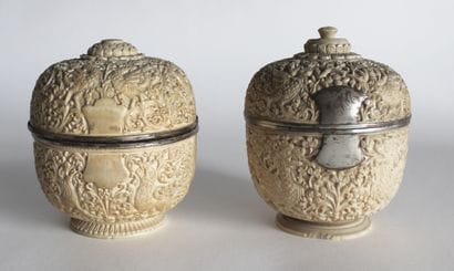 Deux BOLS couverts en ivoire sculpté de chimères...