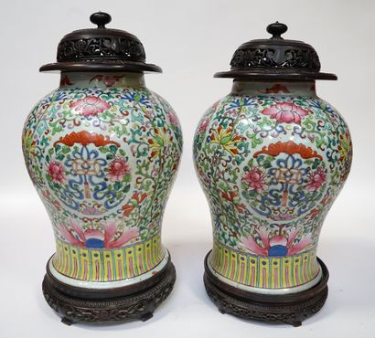 CHINE. Paire de VASES couverts en porcelaine...
