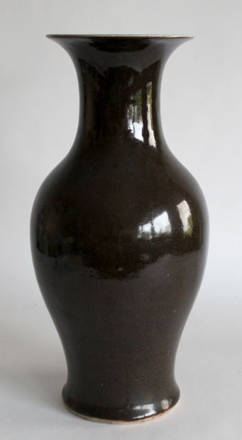 CHINE. VASE balustre en porcelaine émaillée...
