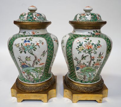 CHINE. Paire de VASES couverts en porcelaine...
